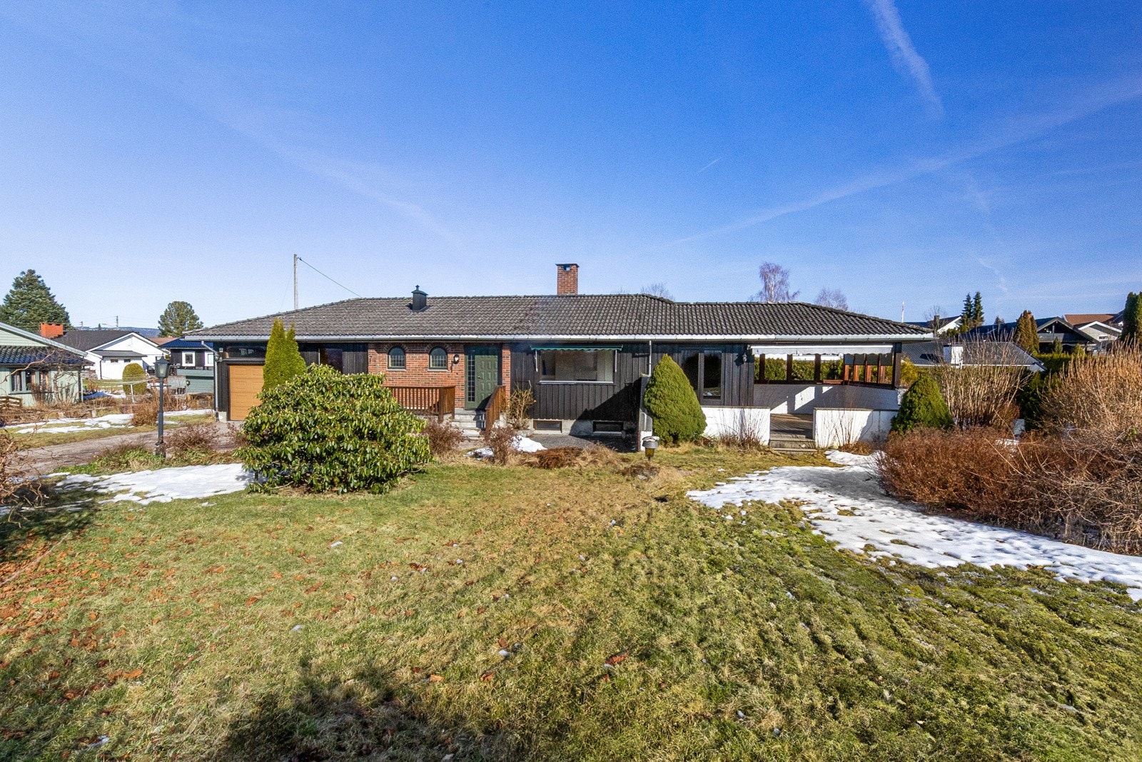 Boligen har en romslig tomt på 1086 kvm. Galleribilde