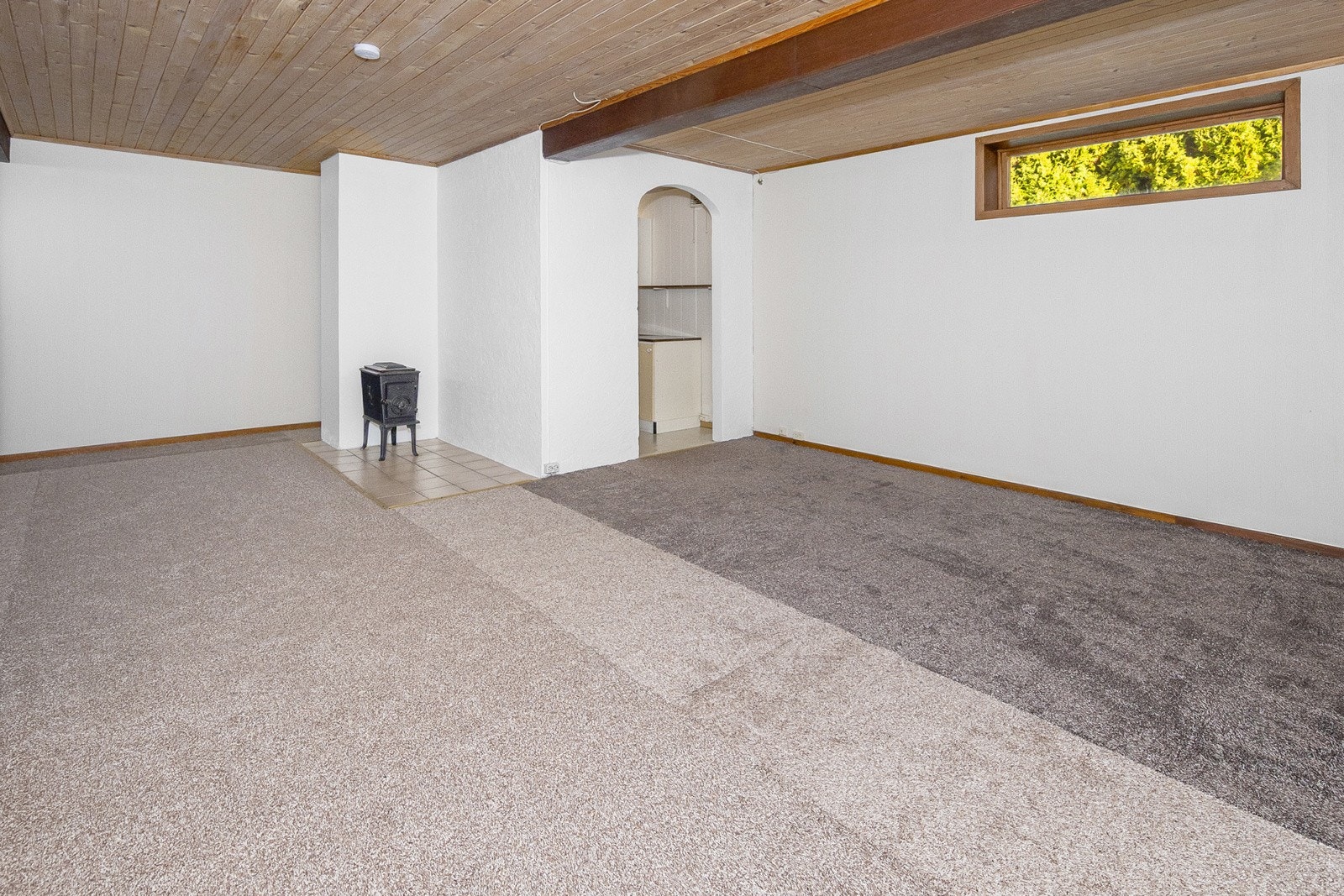 Enkel vedovn i rommet. Galleribilde