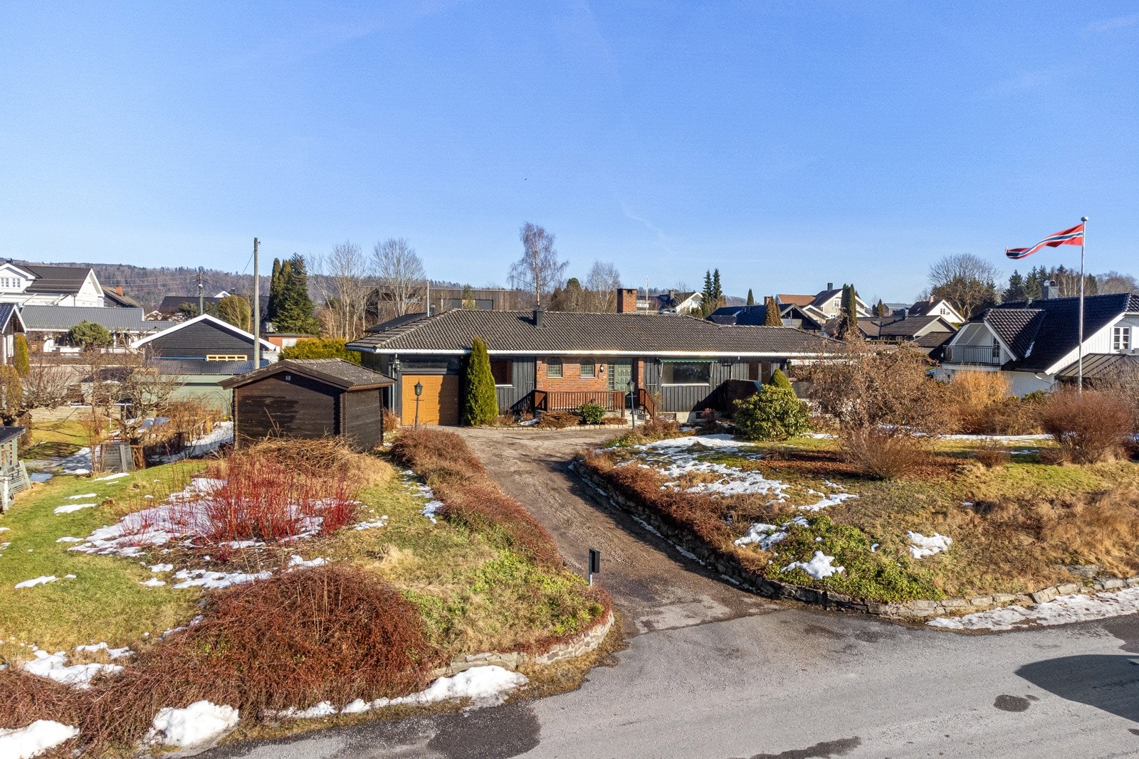 Velkommen til Jon Alvssons gate 7 beliggende i et av Skiens beste strøk. Galleribilde