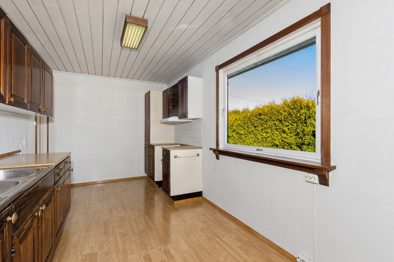 Kjøkken med vindu ut mot bakhagen. Galleribilde