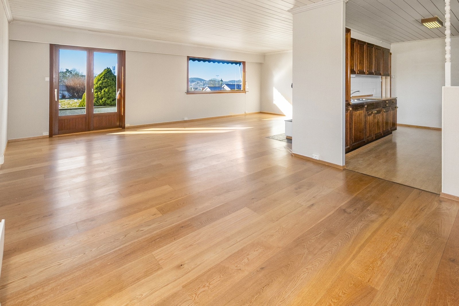 Stor stue med parkett på gulv. Galleribilde