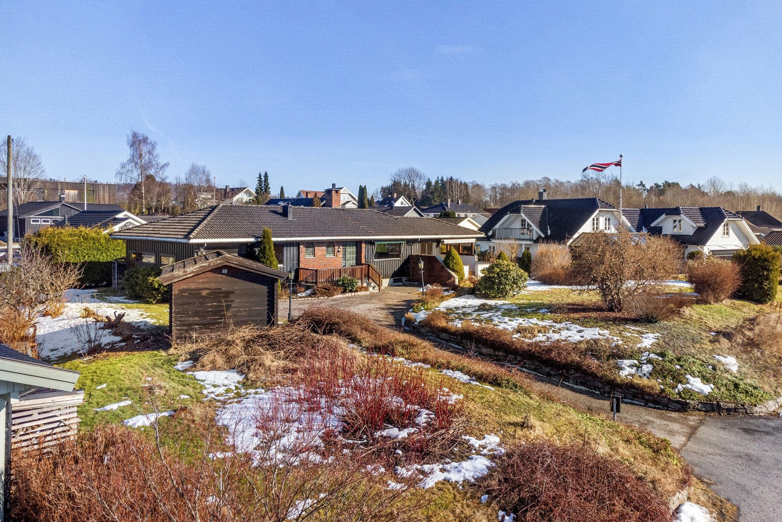 Boligen ligger litt elevert i forhold til gaten hvilket gir en fremmet utsikt. Galleribilde