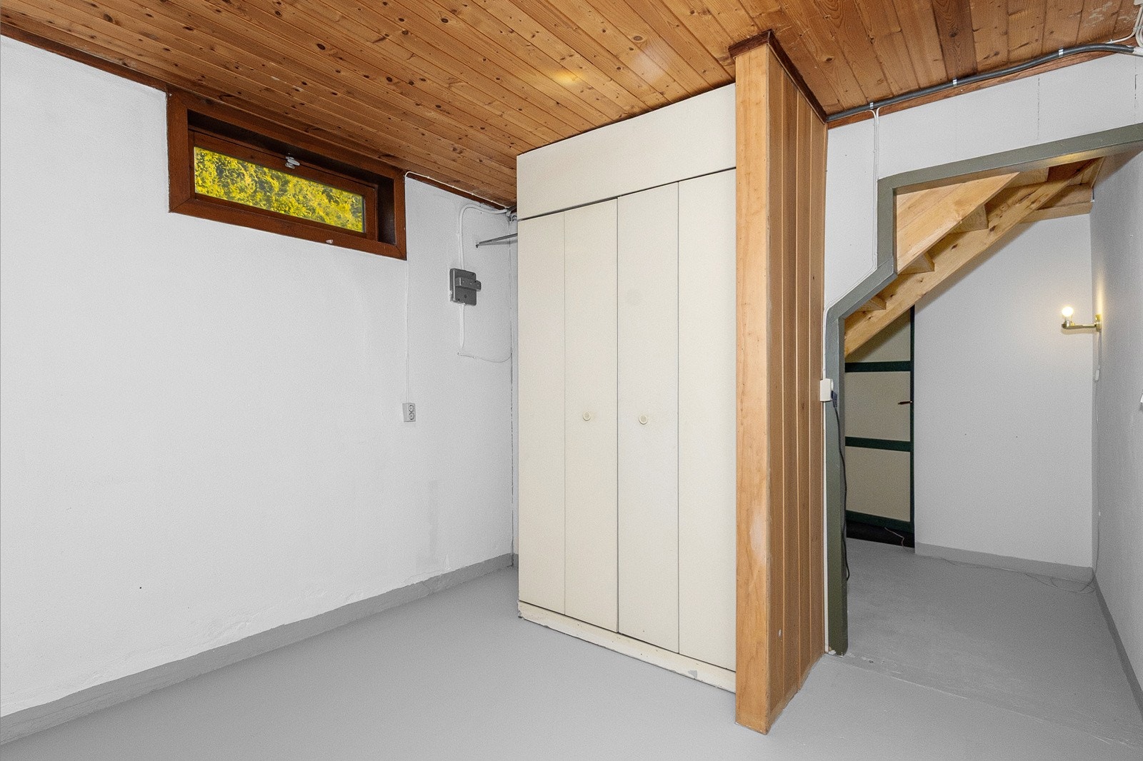 Det er flere bodplasser i kjeller som har "full" takhøyde. Galleribilde