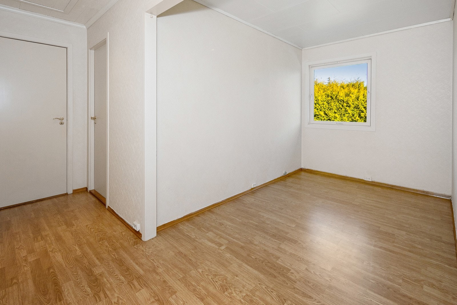 I del av gang er vegg til soverom tatt bort. Her kan man med relativt enkle midler få et 3. soverom. Galleribilde