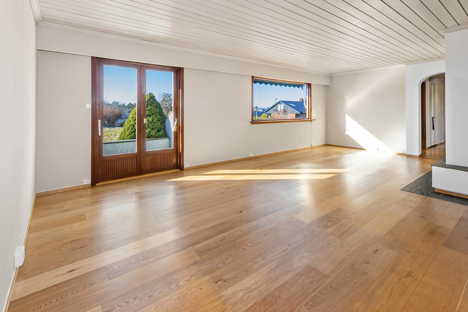 Dobbel terrassedør ut til vestvendt terrasse. Galleribilde