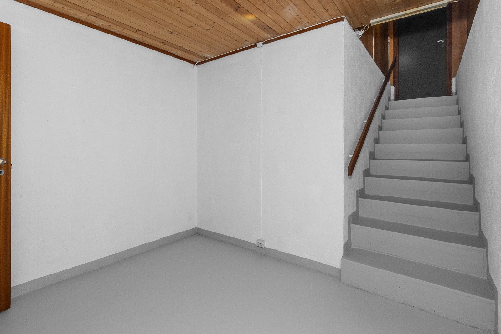 Det er dør og trapp ned fra egen utgang. Galleribilde