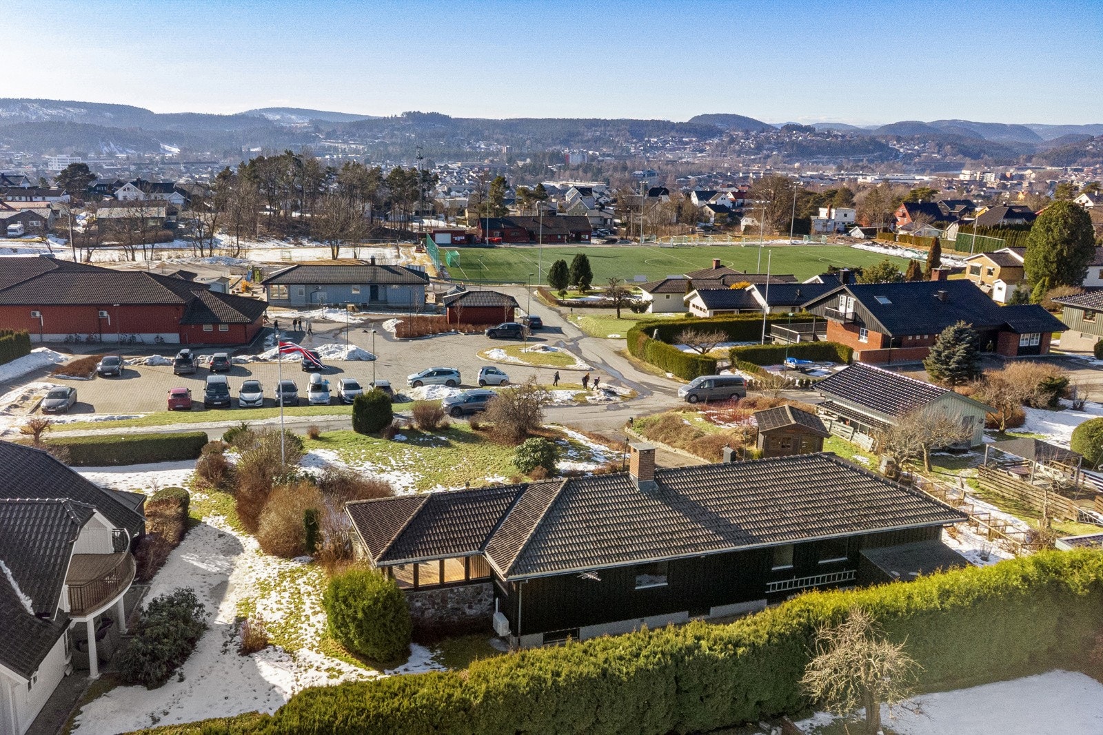Umiddelbar nærhet til Skauen skole og Skidar IF (Helges plass). Galleribilde