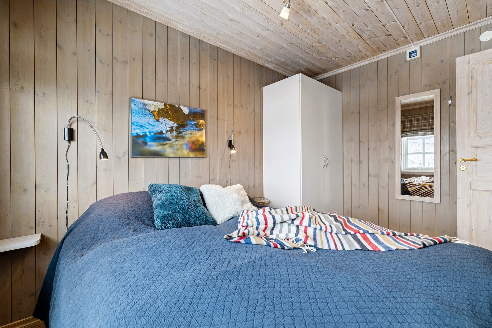 Rommet er innredet med et garderobeskap. Galleribilde