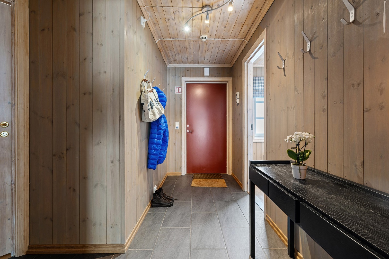 Innbydende entré med behagelig gulvvarme. Det er god plass til oppheng av yttertøy. Galleribilde