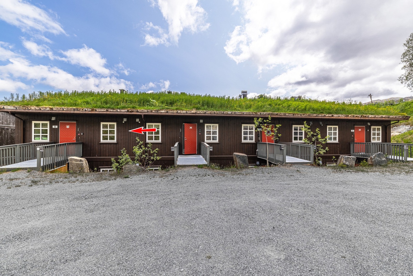 Boligen ligger som endeleilighet, og rett utenfor er det dedikert parkeringsplass til hver leilighet. Galleribilde