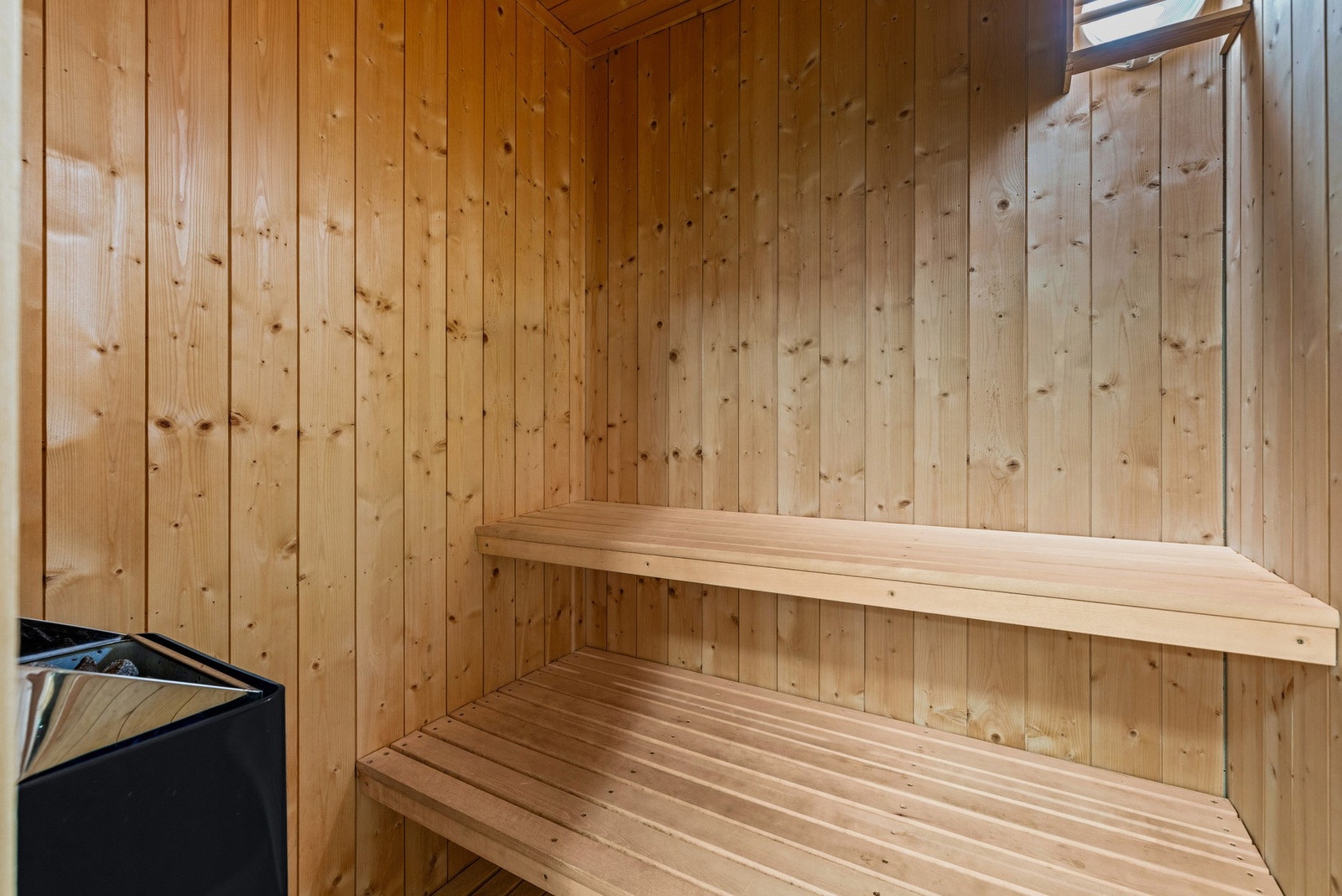 Fra badet er det adkomst til en badstu - ideelt for å nyte avslappende stunder og hente seg inn etter en dag ute i naturen. Galleribilde
