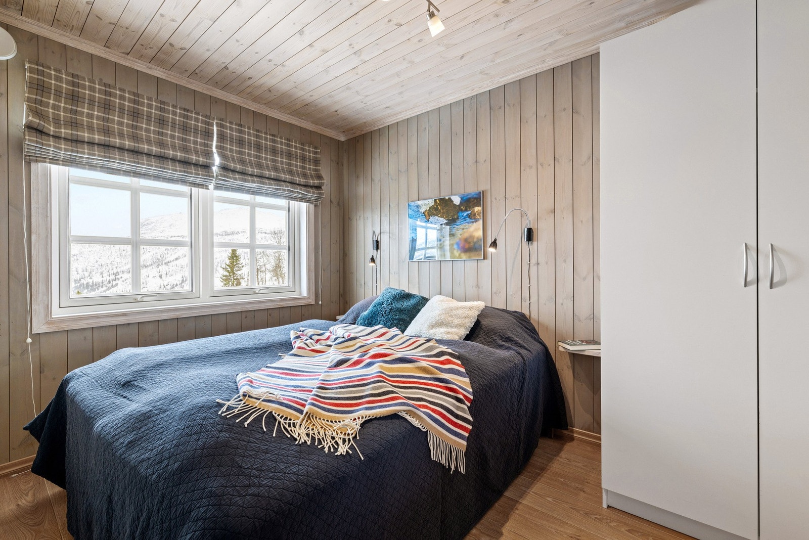 Luftig hovedsoverom med nydelig utsikt mot fjelltoppene. Galleribilde