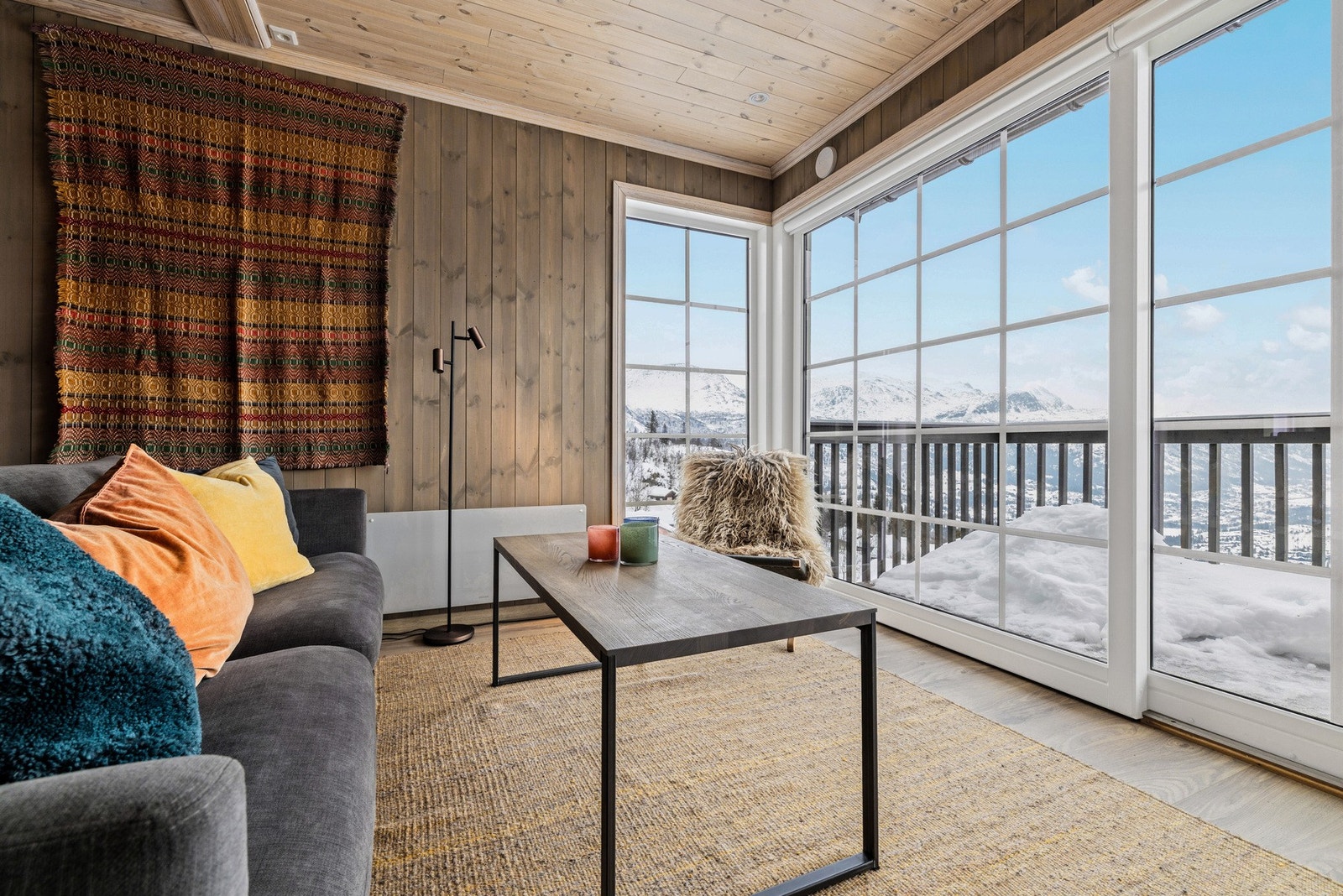 Fra stuevinduene får du en vakker utsikt over Hemsedal-dalen, med ikoniske fjelltopper som Skogshorn som majestetisk bakteppe i horisonten. Galleribilde