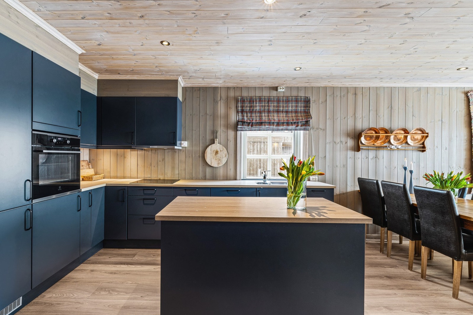 Det er rikelig med skap- og benkeplass som gir gode arbeidsforhold for både oppbevaring og matlaging. Galleribilde