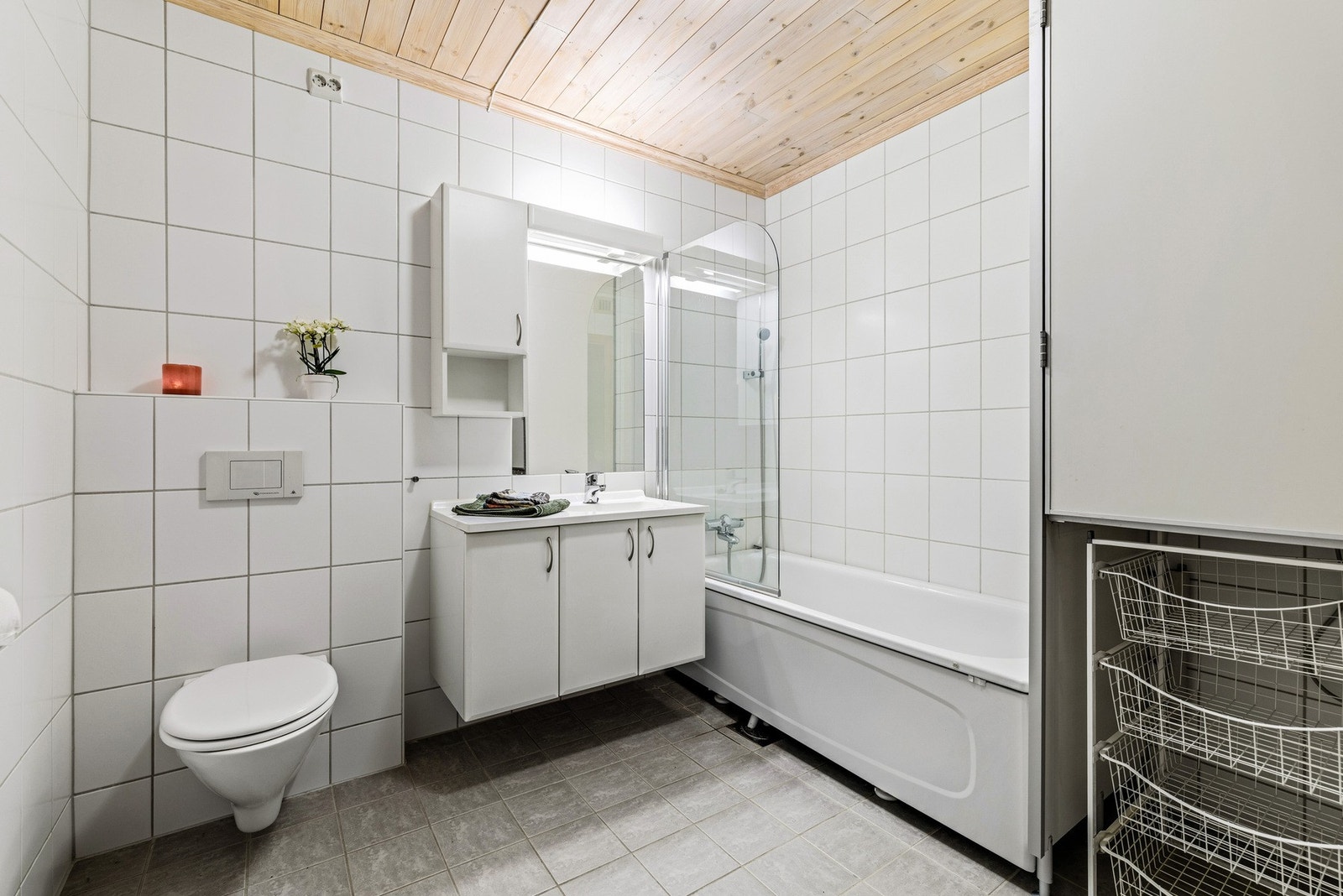 Tidløst bad med opplegg for vaskemaskin. Galleribilde