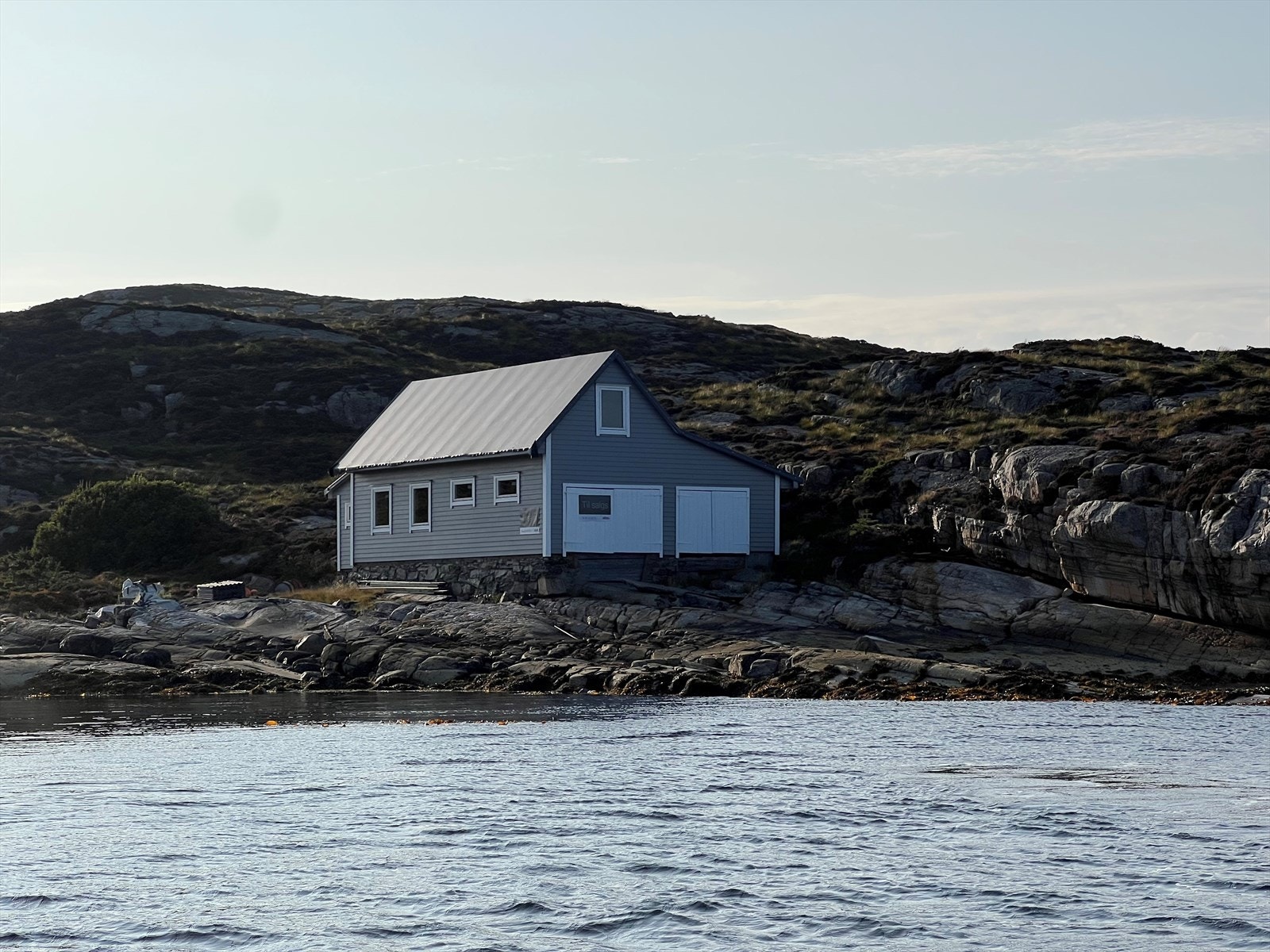Aktiv Eiendomsmegling v/Morten Tøsdal har gleden av å presentere et stort og flott naust på Turøy! Galleribilde