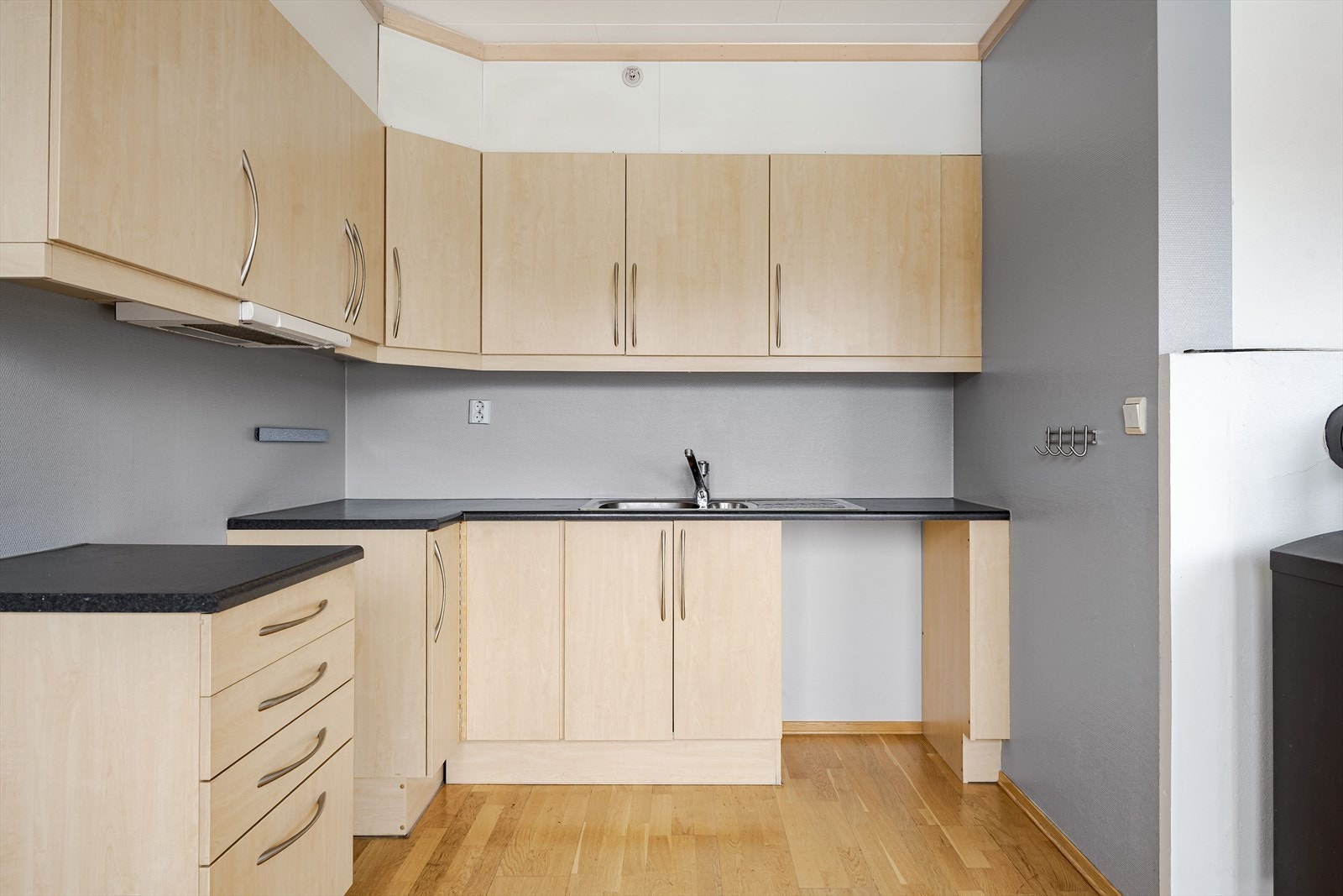 Godt med oppbevaringsplass i over- og underskap. Galleribilde