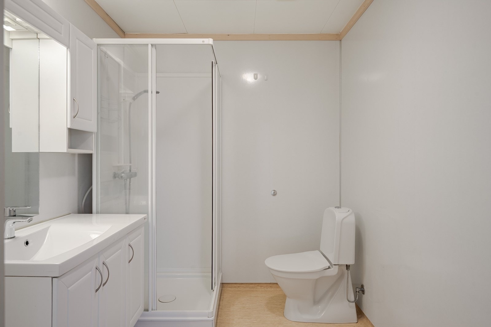 Dusjkabinett og mekanisk ventilasjon på badet. Galleribilde