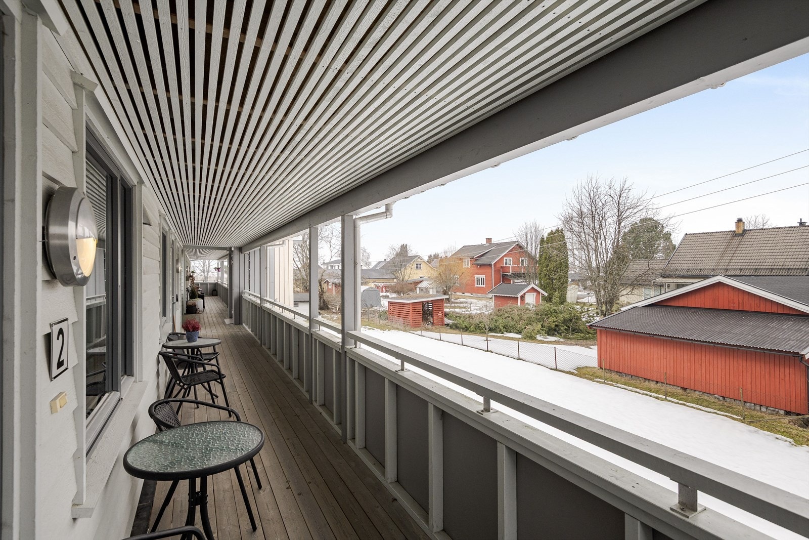 Overbygget svalgang som tar deg frem til leilighetens inngangsparti. Galleribilde