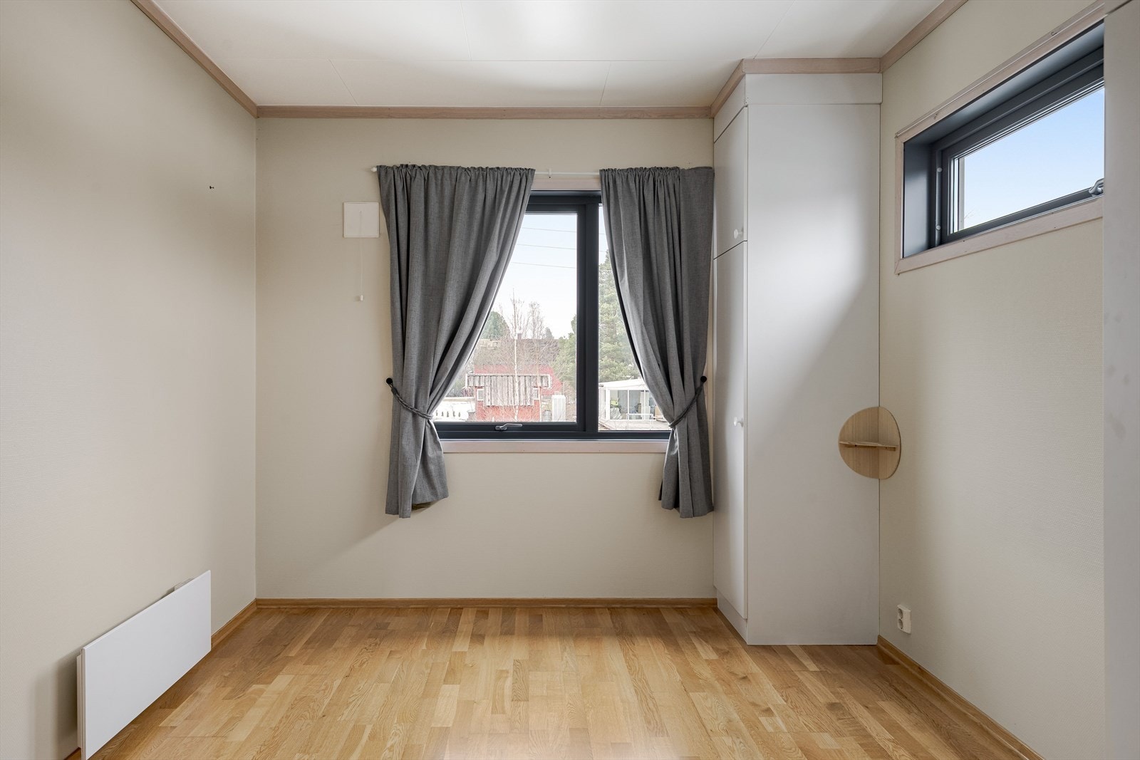 Hovedsoverommet har parkettgulv og lyse vegger. Oppvarming med panelovn. Galleribilde