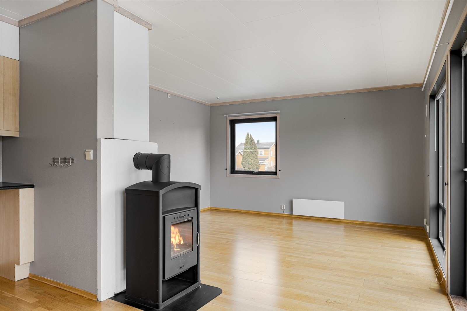 Åpen stue- og kjøkkenløsning skaper en sosial og fin romløsning. Galleribilde