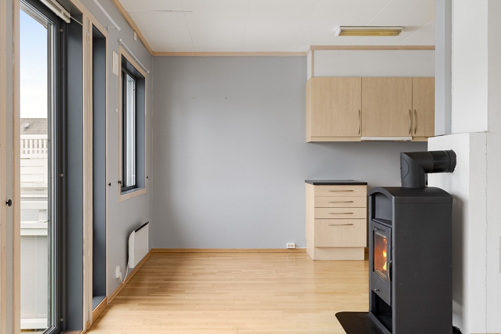 Kjøkkenet har glatte fronter og laminat benkeplate med nedfelt rustfri servant. Galleribilde