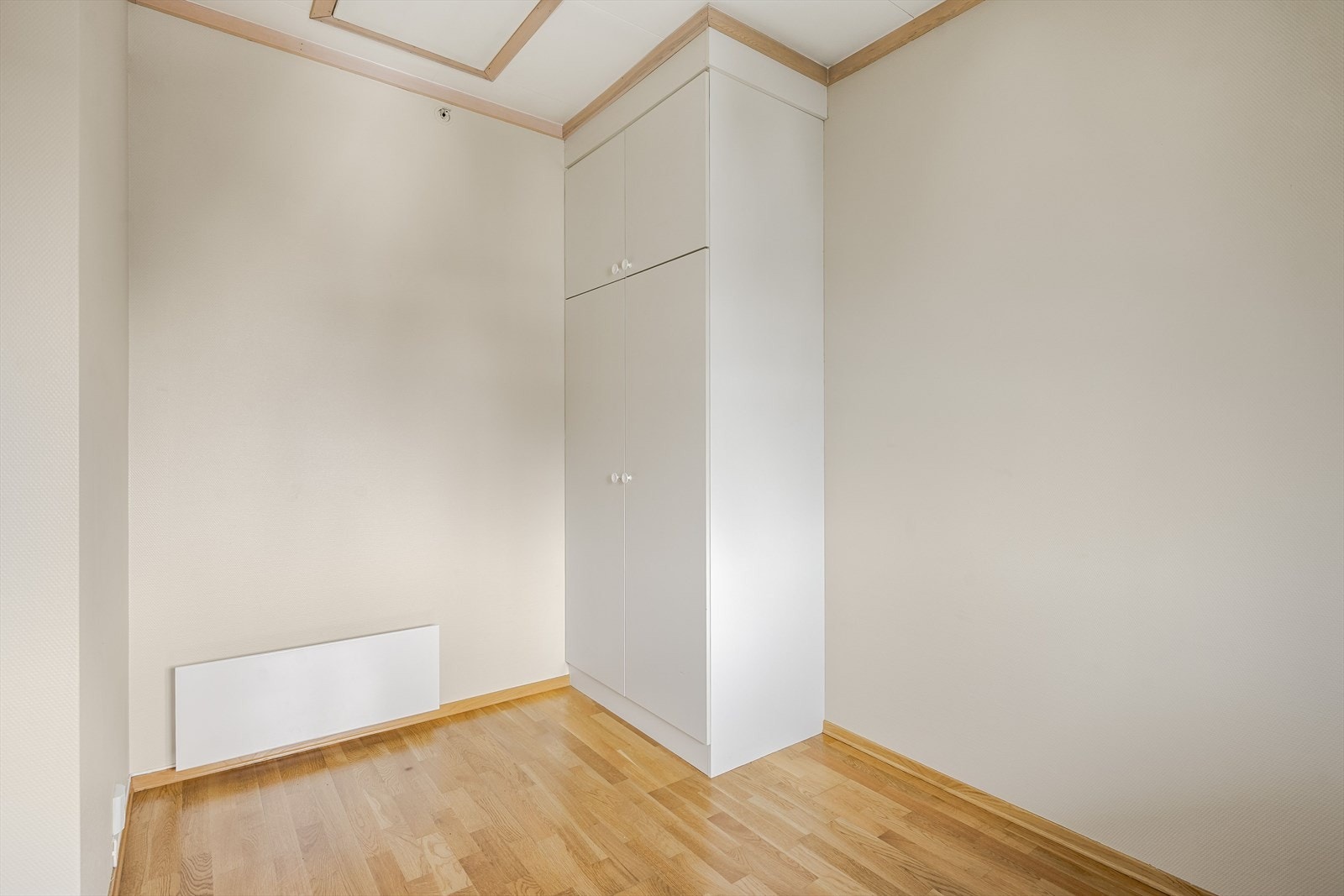 Parkettgulv og oppvarming med panelovn. Galleribilde