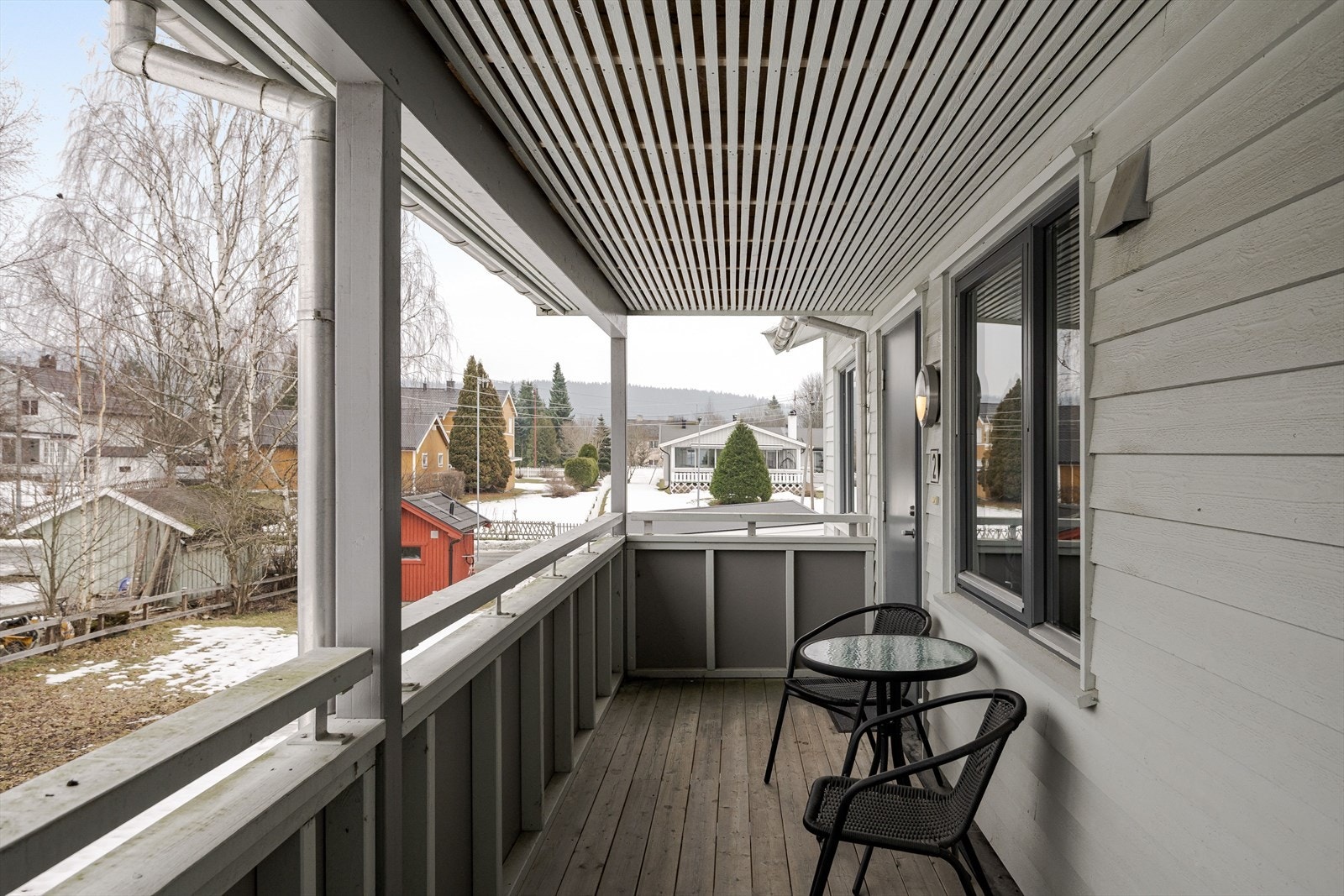 Ved inngangspartiet er det også plass til to stoler og et lite bord. Galleribilde