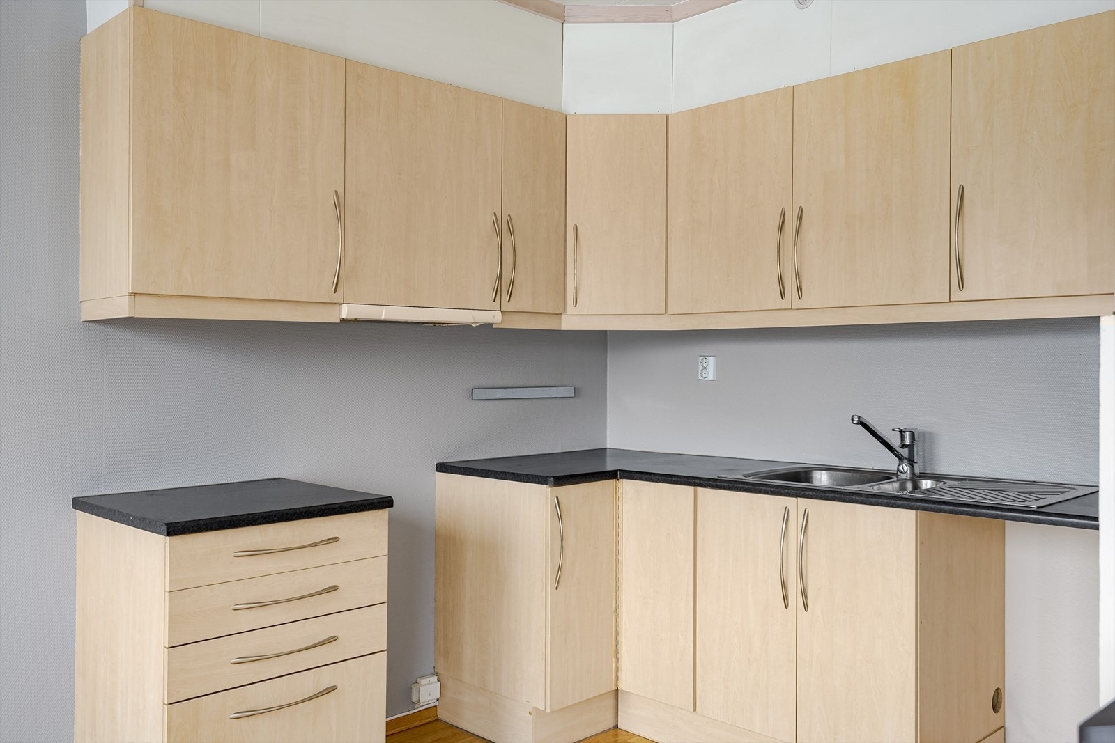 Det er avsatt plass til kjøleskap, komfyr og oppvaskmaskin. Galleribilde