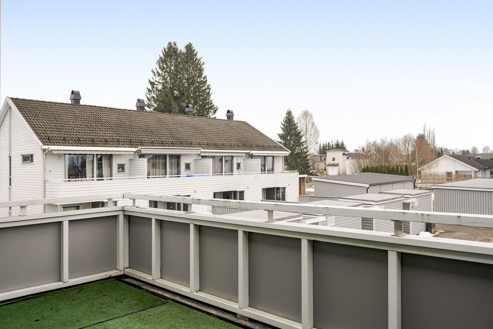 Sørvendt balkong med adkomst fra stuen. Balkongen har tett rekkverk. Galleribilde