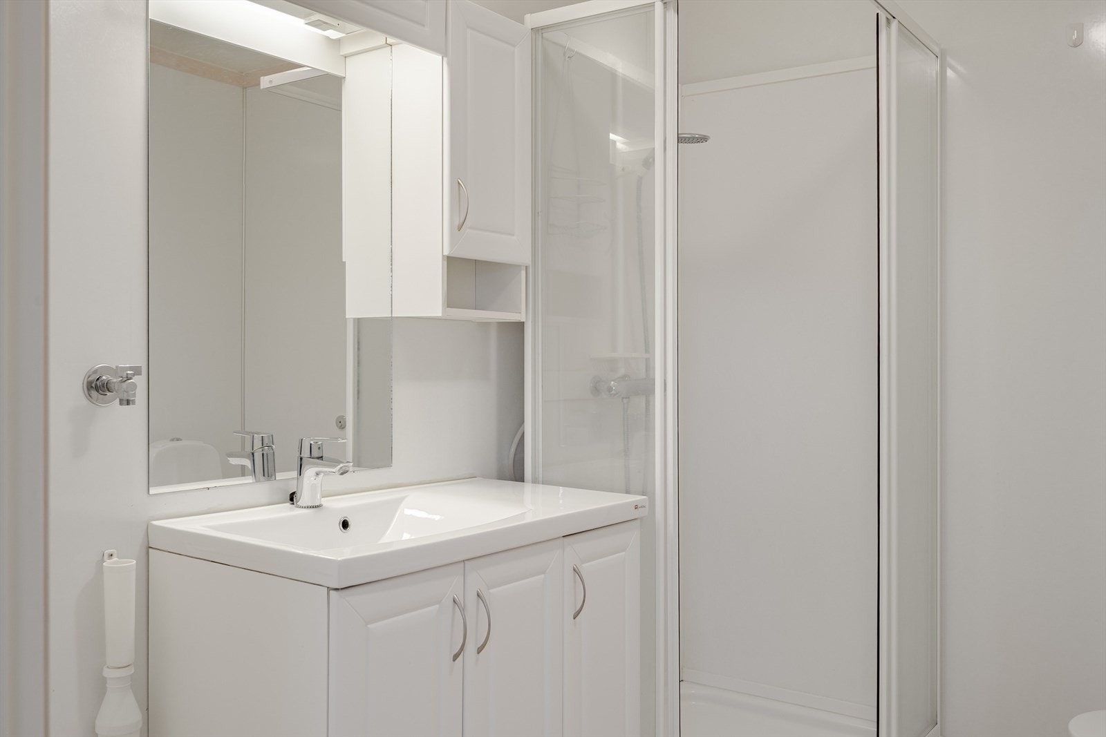 Baderommet har servantinnredning med nedfelt servant og nyere blandebatteri. Galleribilde