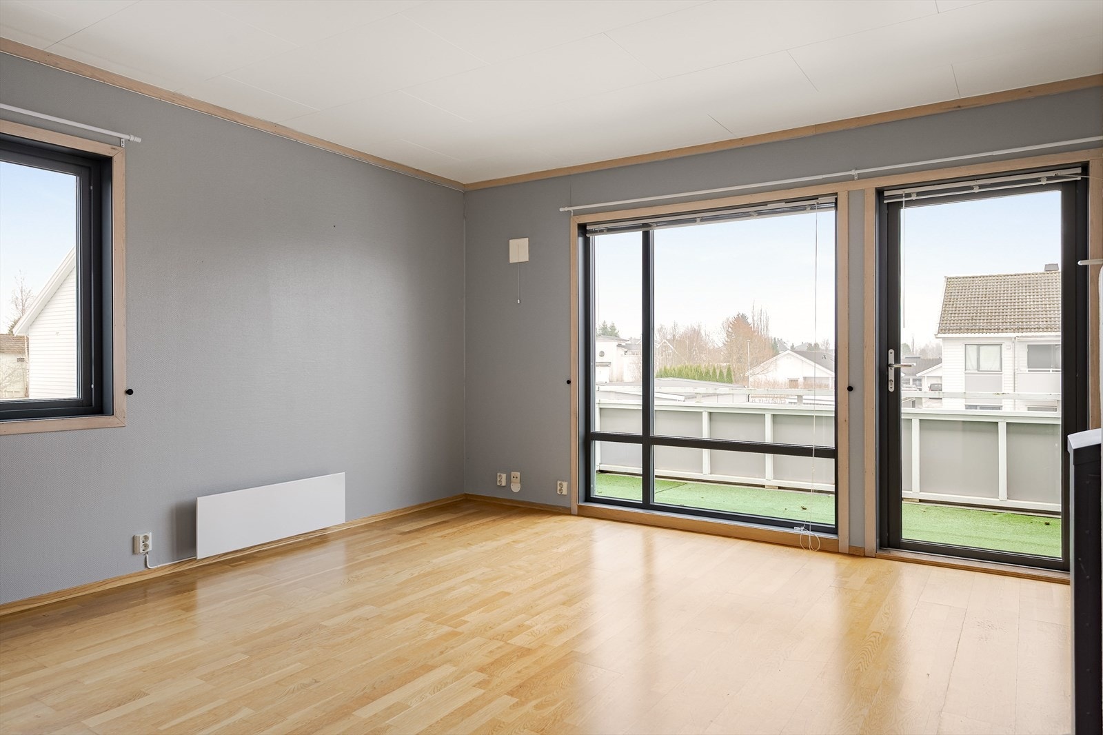 Store vinduer i stuen gir rikelig med naturlig lys og utsikt til balkongen. Galleribilde