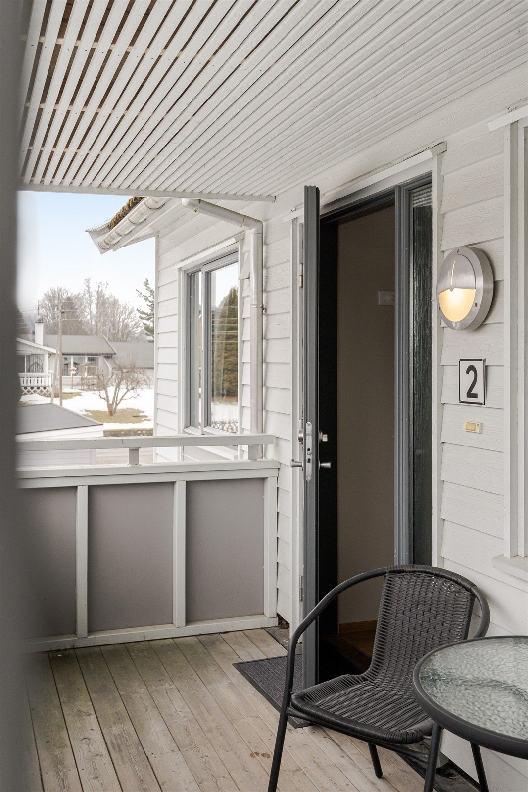 Hovedytterdør med sidefelt av glass gir lys inn i entréen. Galleribilde