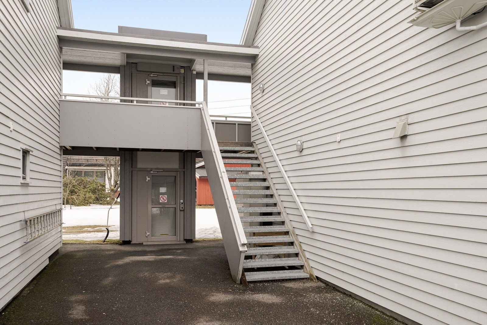 Adkomst med trapp opp til 2. etasje. Det er vareheis opp til andre etasje i svalgangen, denne er ikke lenger til bruk for personer. Galleribilde