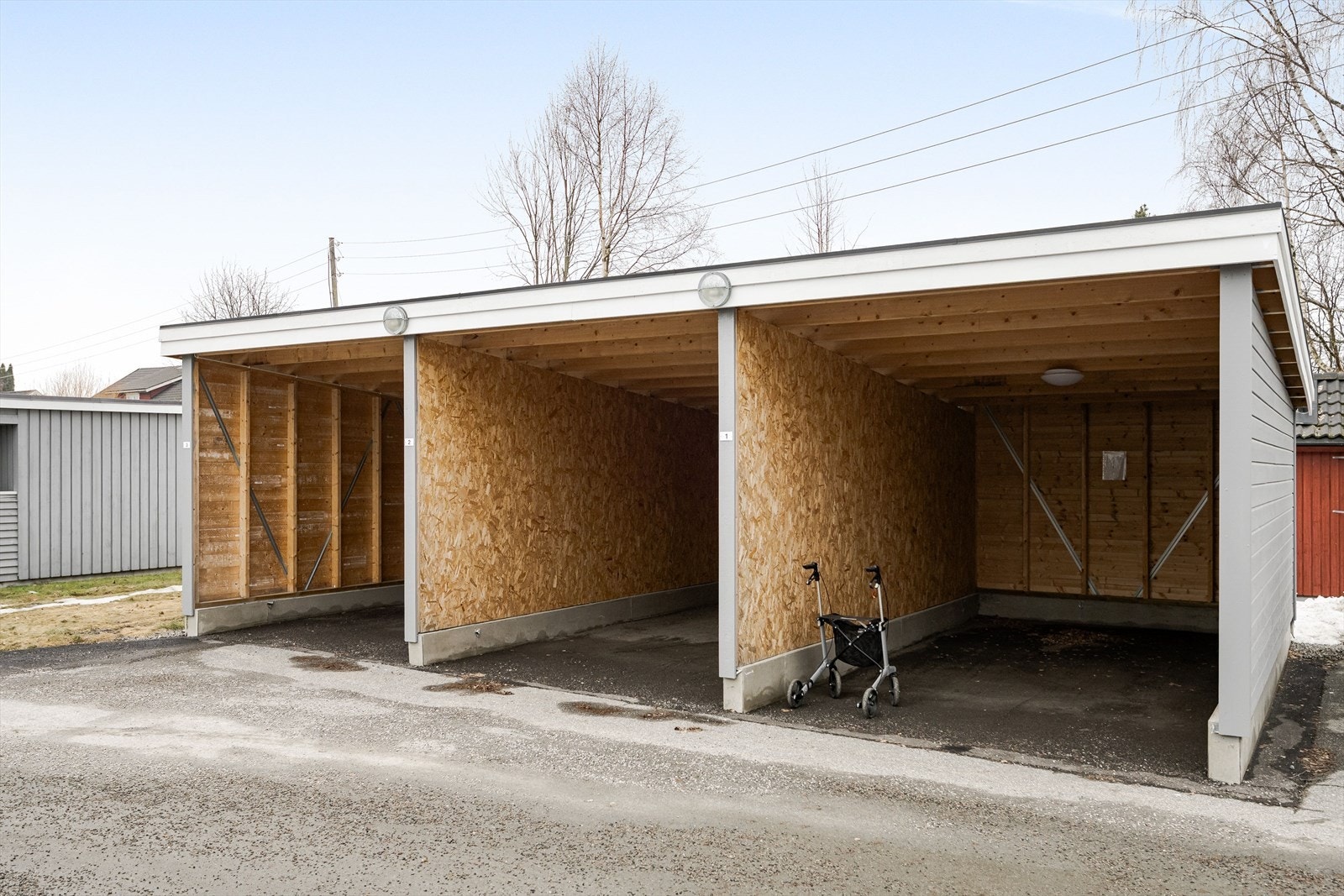 Felles carportanlegg hvor leiligheten har en egen plass. Galleribilde