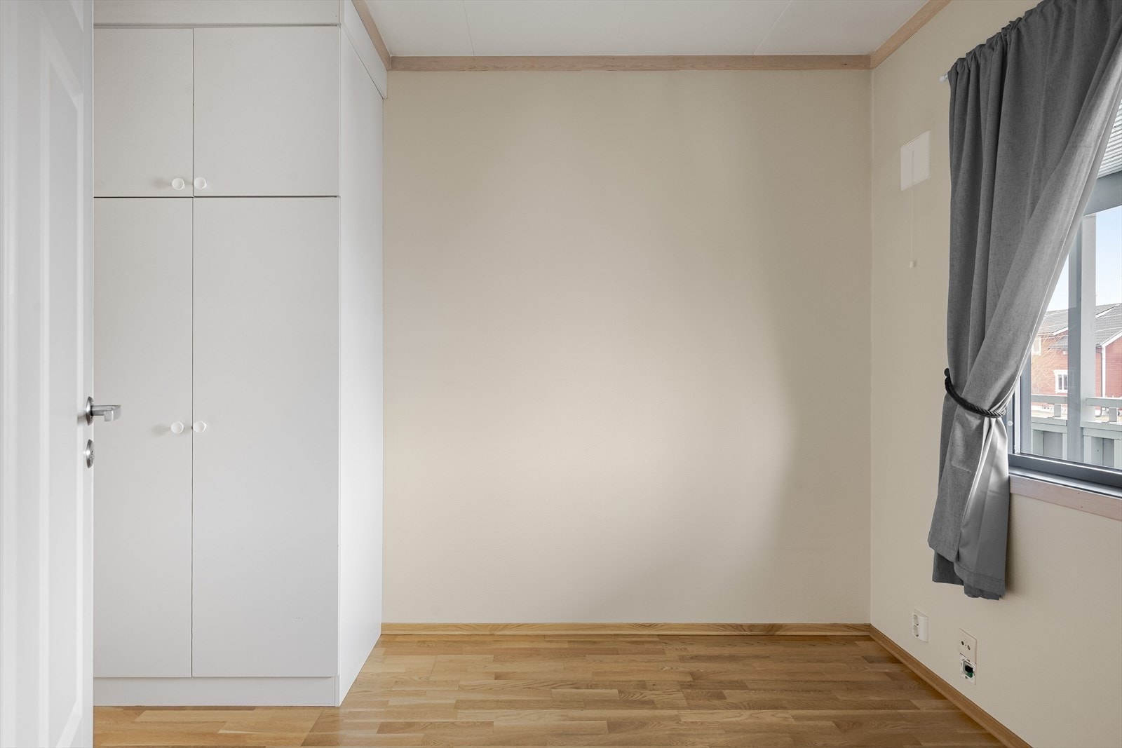 Det andre soverommet har garderobeskap i ene hjørnet og tidløse overflater. Galleribilde