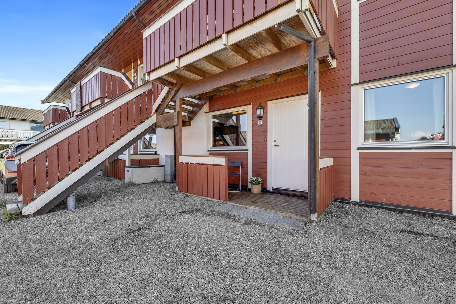 Gruslagt inngangsparti. Her nyter du de siste kveldstimene med sol på sommerstid. Galleribilde