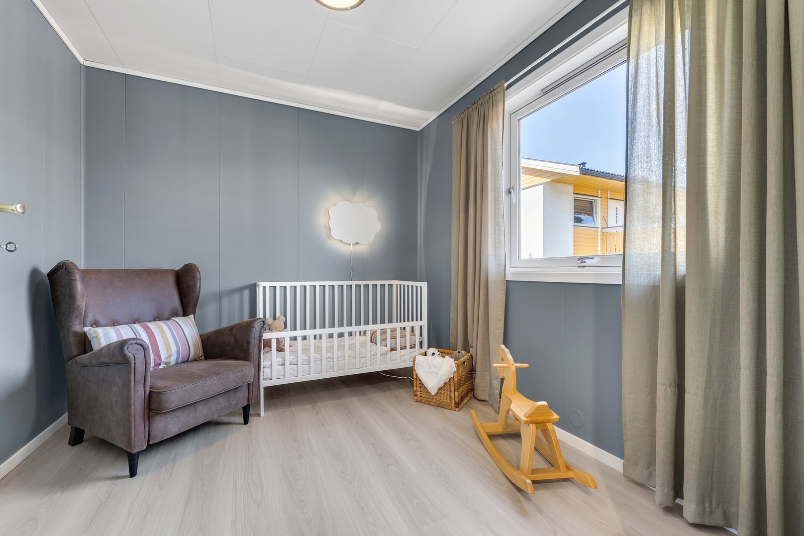 Begge soverom vender ut mot et stille og rolig internområde. Galleribilde