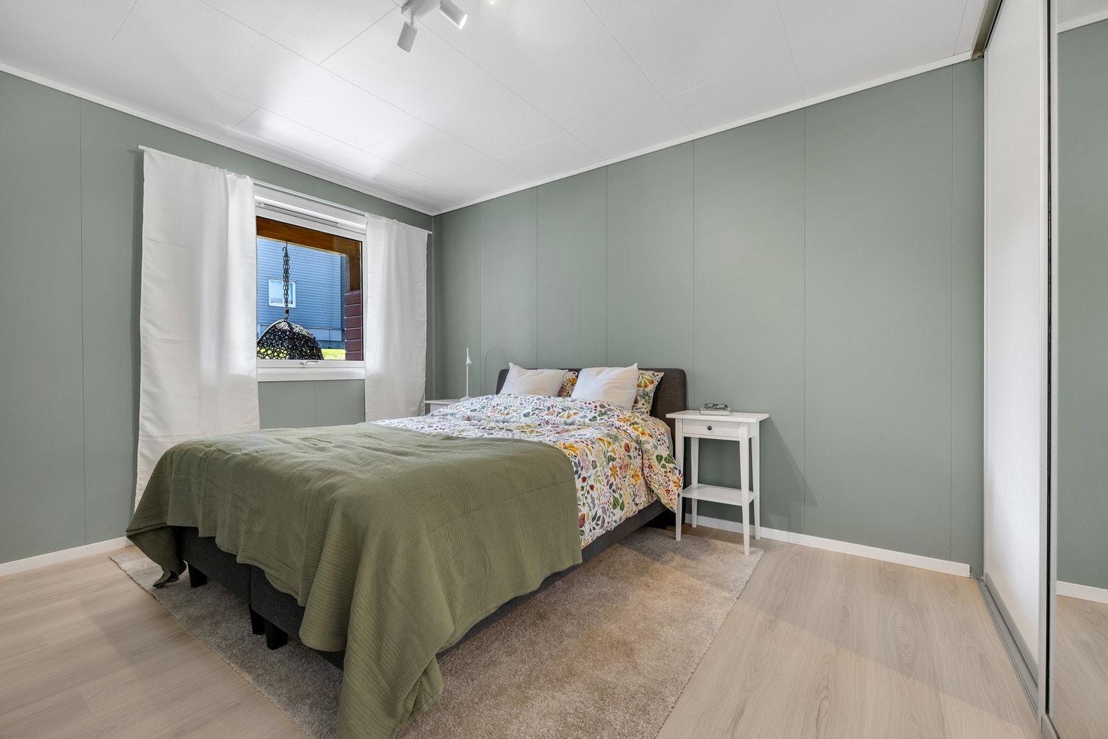 Hovedsoverommet er på hele 12,5 kvm. God plass til dobbeltseng og skyvedørsgarderobe. Galleribilde