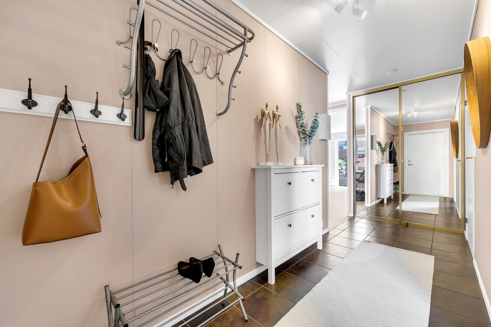 Gang med skyvedørsgarderobe. Galleribilde