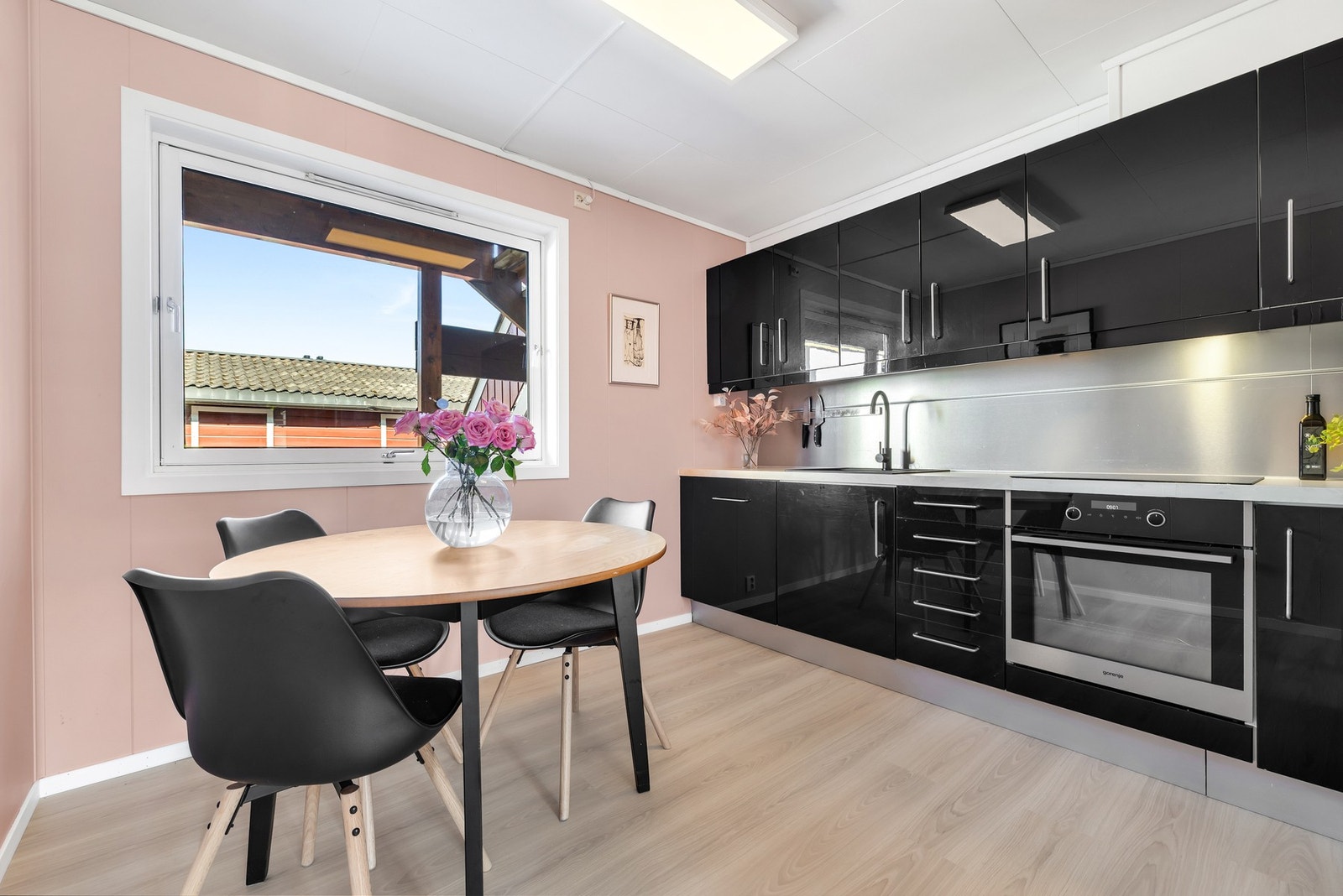 Kjøkkenet er på ca. 11 kvm og har god plass til et frokostbord. Galleribilde