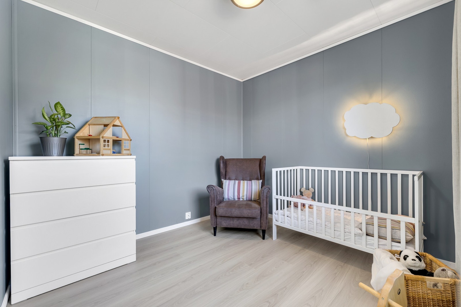 Soverom 2 er på 7,5 kvm og passer perfekt som barnerom eller til gjester. Galleribilde