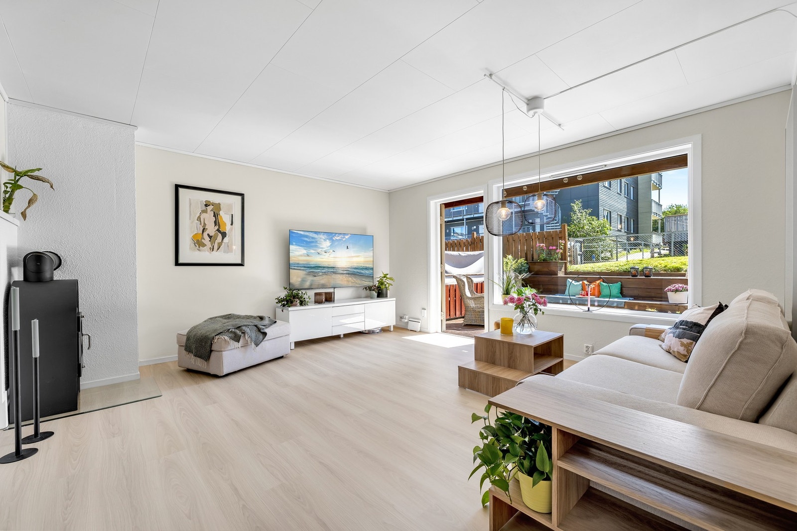 Store vindusflater gir et godt lysinnslipp som bidrar til en lett og luftig atmosfære. Galleribilde