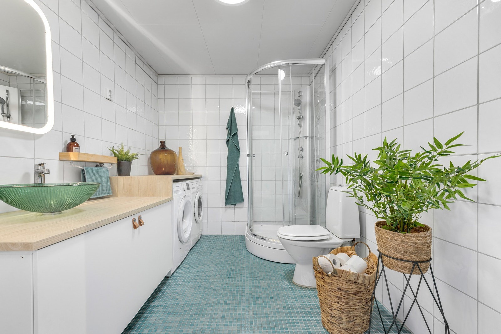 Flislagt bad på hele 6,5 kvm med WC, dusjkabinett og moderne innredning. Galleribilde