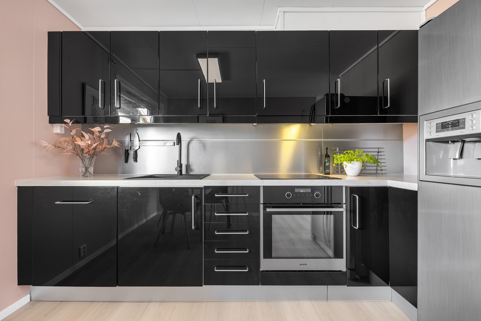 Tidsriktig kjøkken i sort utførelse. Alle hvitevarer følger handelen. Galleribilde