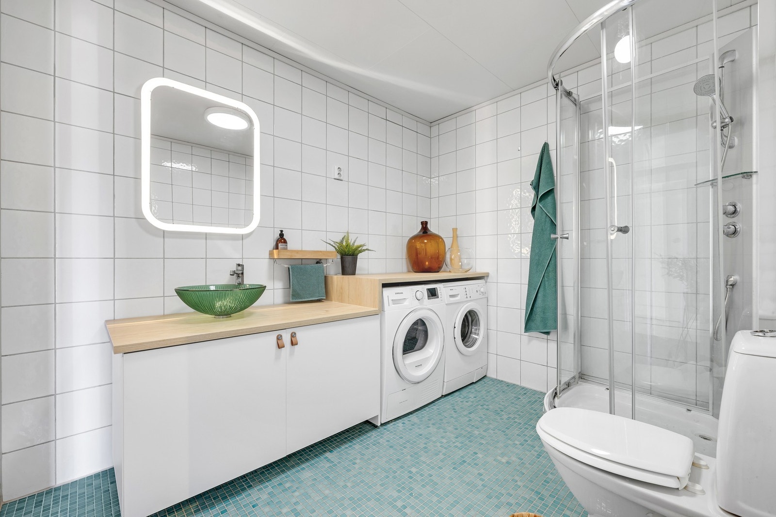 Her har man gode lagringsmuligheter i innredningen og plass til både vaskemaskin og tørketrommel. Galleribilde