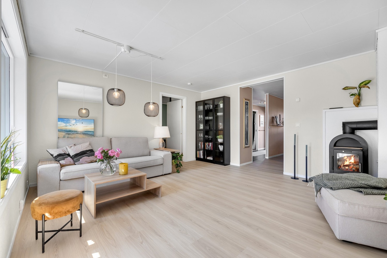 Innbydende stue med nytt 1-stavs gulv fra 2025. Galleribilde