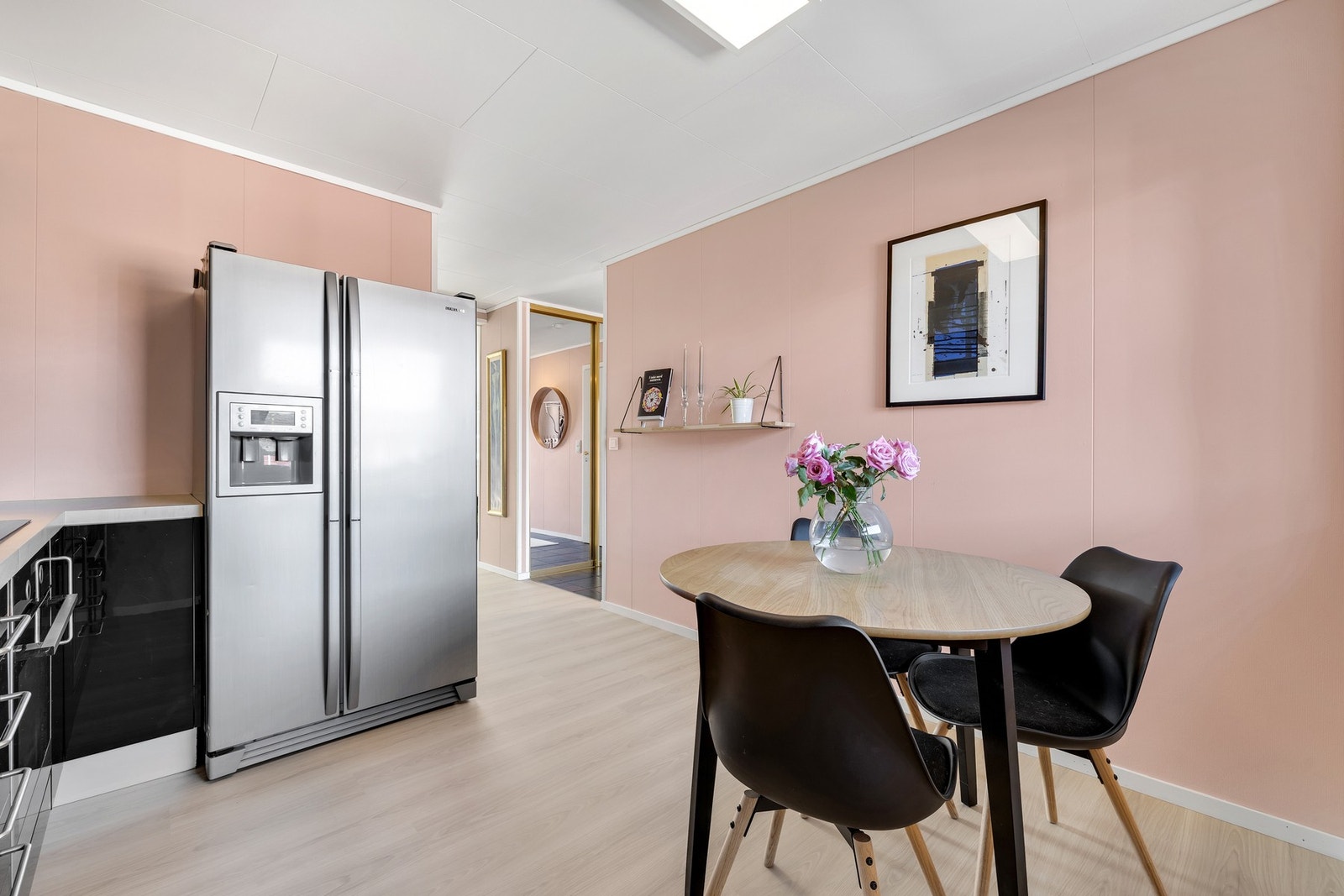 Med vinduer i begge ender får man et fint gjennomlys som gjør at leiligheten oppleves lys. Galleribilde