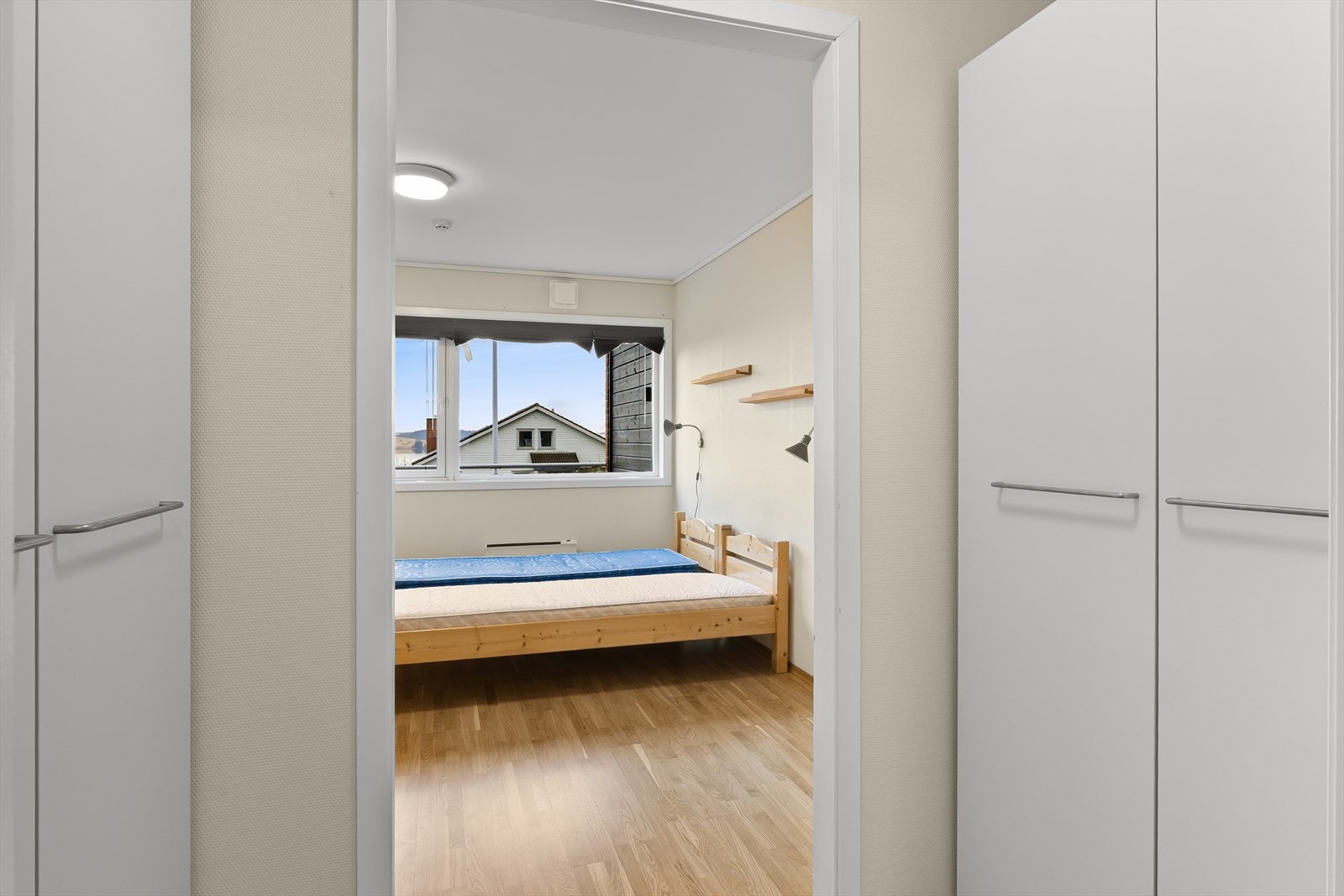 Garderobe mellom bad og soverom Galleribilde