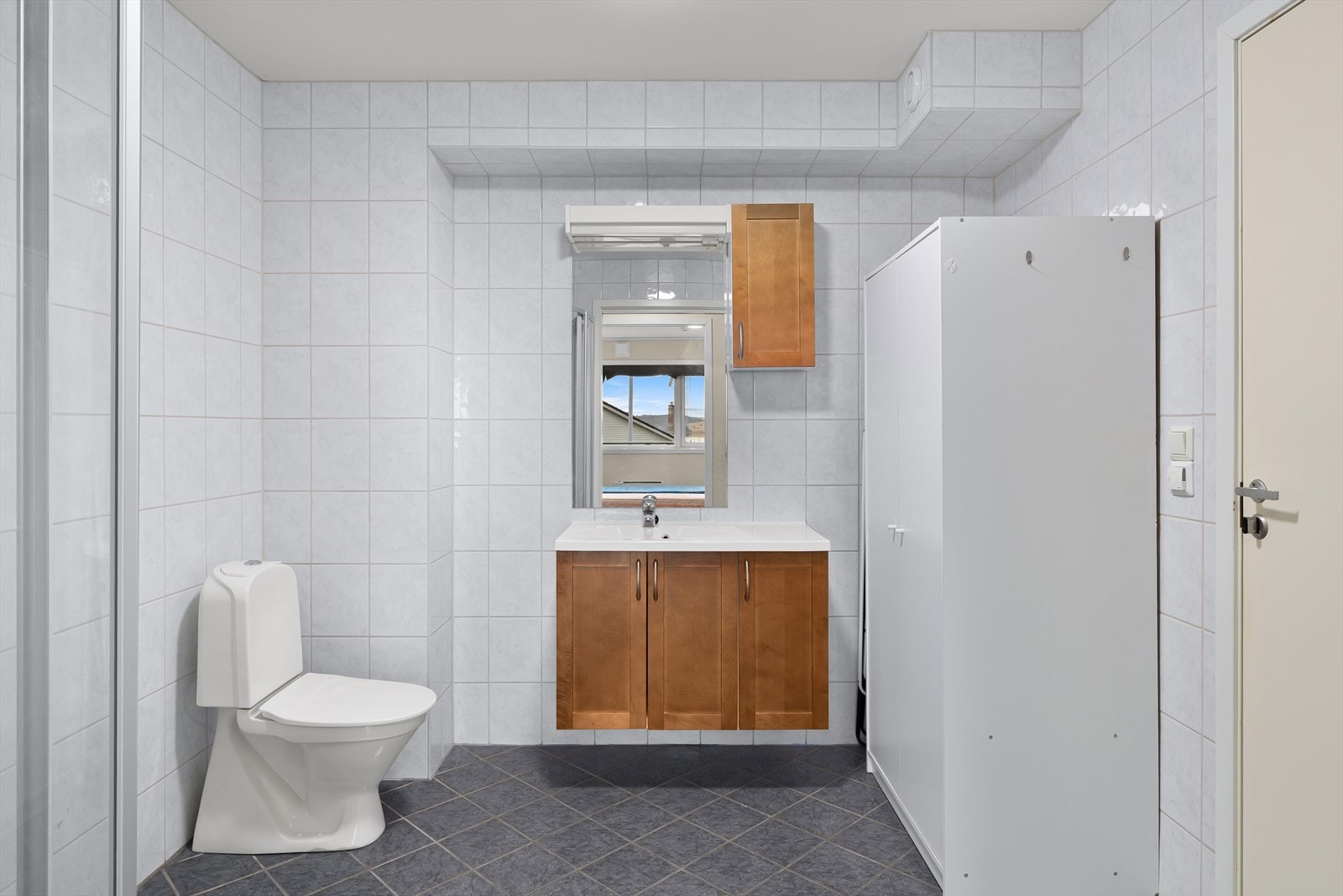 Det er godt med oppbevaring på bad Galleribilde